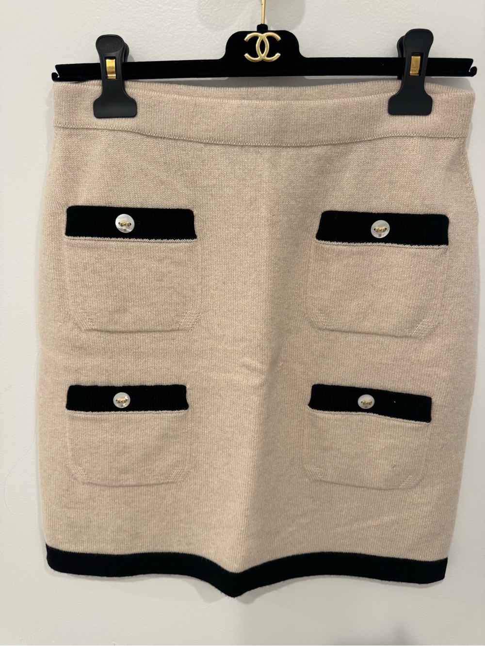 CHANEL Fall Winter 2025 25K Runway Beige and Black Cashmere Skirt Size 38
